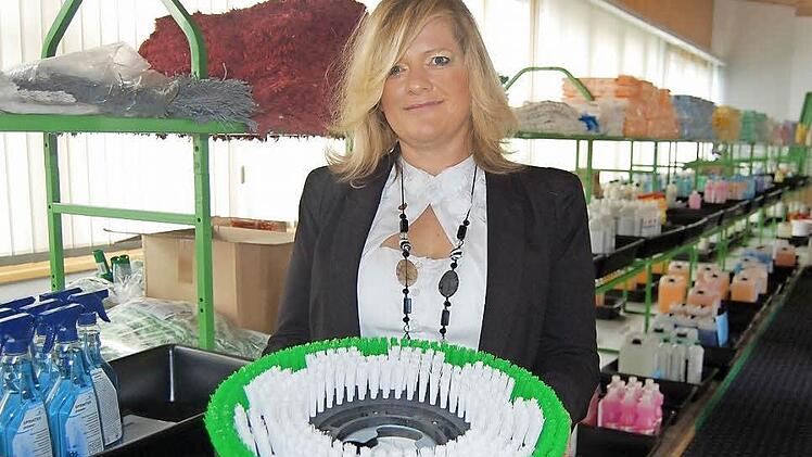 Gabriele Deniniski im riesigen Material- und Gerätelager von "Lupenrein", das sich in der ehemaligen "Taco"-Immobilie in Zeickhorn (Gemeinde Grub am Forst) befindet. Foto: Oliver Schmidt