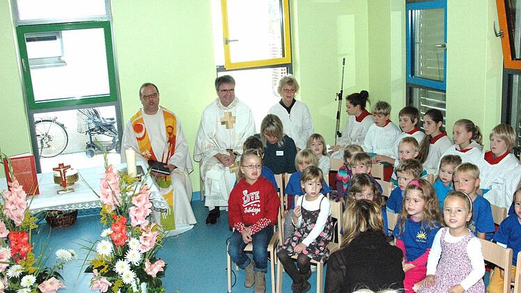 Stadtpfarrer Gerd Greier, Domkapitular Clemens Bieber und Gemeindereferentin Ilse Waldenmeier (von links) hielten den Einweihungsgottesdienst.  Foto: gsch
