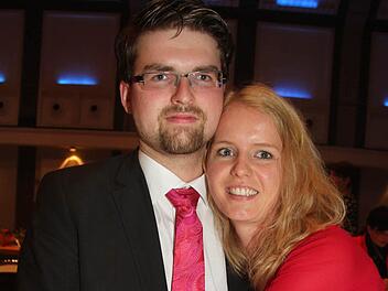 Thomas Müller aus Burggrub freut sich mit seiner Freundin Jenny Rebhan. Sie hat ihn während der Büffelei oft entbehren müssen, aber jetzt möchte Thomas Müller erst einmal seinen neuen Status als geprüfter Betriebswirt der IHK genießen. Beruflich hat sich die Qualifikation auch schon ausgewirkt.  Fotos: Sonja Adam