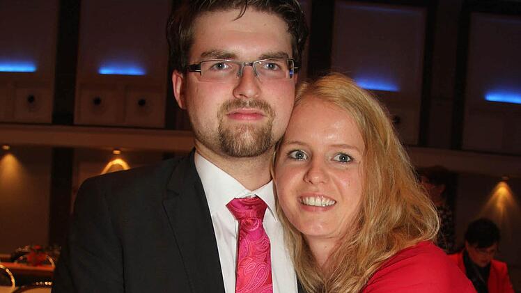 Thomas Müller aus Burggrub freut sich mit seiner Freundin Jenny Rebhan. Sie hat ihn während der Büffelei oft entbehren müssen, aber jetzt möchte Thomas Müller erst einmal seinen neuen Status als geprüfter Betriebswirt der IHK genießen. Beruflich hat sich die Qualifikation auch schon ausgewirkt.  Fotos: Sonja Adam