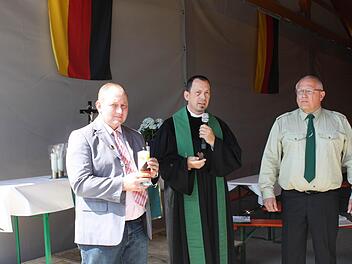 Joachim Fries (l.) und Bernd Wiesener (r.) bekamen von Torsten Bader zur Einweihung eine Kerze und ein Kreuz geschenkt. Foto: Sonja Werner