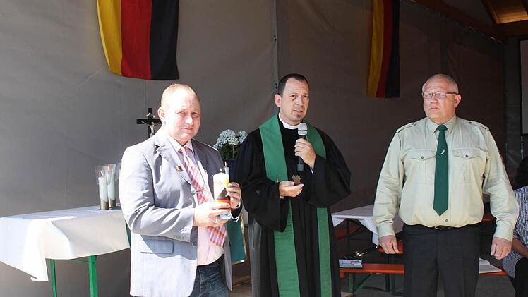 Joachim Fries (l.) und Bernd Wiesener (r.) bekamen von Torsten Bader zur Einweihung eine Kerze und ein Kreuz geschenkt. Foto: Sonja Werner