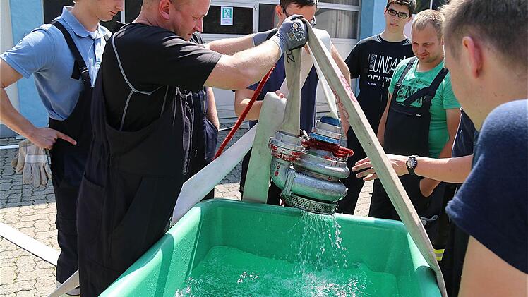 Das Atemschutzzentrum Oberthulba bietet den nötigen Platz für die Maschinistenausbildung des Kreisfeuerwehrverbandes. Fotos: Gerd Schaar