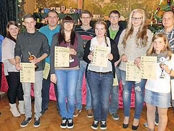 Stolz sind die DJK-Vorsitzenden Heinz Seyfried (links) und Thorsten Bräuter (rechts) auf die Jugend. Ausgezeichnet wurden (von links) Sabrina Eckert, Daniel Silge, Jens Huttner, Nina Wittke, Johannes Bertram, Selina Wirth, Florian Achtziger, Lisa Wirth und Vivien Frisch. Foto: Weinbeer