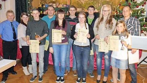 Stolz sind die DJK-Vorsitzenden Heinz Seyfried (links) und Thorsten Bräuter (rechts) auf die Jugend. Ausgezeichnet wurden (von links) Sabrina Eckert, Daniel Silge, Jens Huttner, Nina Wittke, Johannes Bertram, Selina Wirth, Florian Achtziger, Lisa Wirth und Vivien Frisch. Foto: Weinbeer