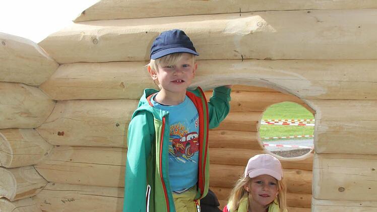 Janne hat auch einen Narren am Blockhaus gefressen, auch wenn zur Einweihung noch das Dach fehlte.