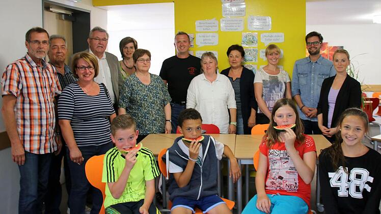 Als Coaching-Gruppe Schulverpflegung setzten sich Rektor, Lehrer-, Schüler- und Elternvertreter sowie der Caterer an der Seßlacher Grund- und Mittelschule im ablaufenden Schuljahr zusammen, um die Schulverpflegung unter Anleitung einer externen Fachkraft zu optimieren. Wie Schulleiter Helmut Dillig (4. von links), Coach Hiltrud Drachenberg (5. von links) und Gitta Hentschel von der Vernetzungsstelle Schulverpflegung Bayern (rechts) zeigten sich alle Beteiligten beim Abschlussgespräch zufriede...