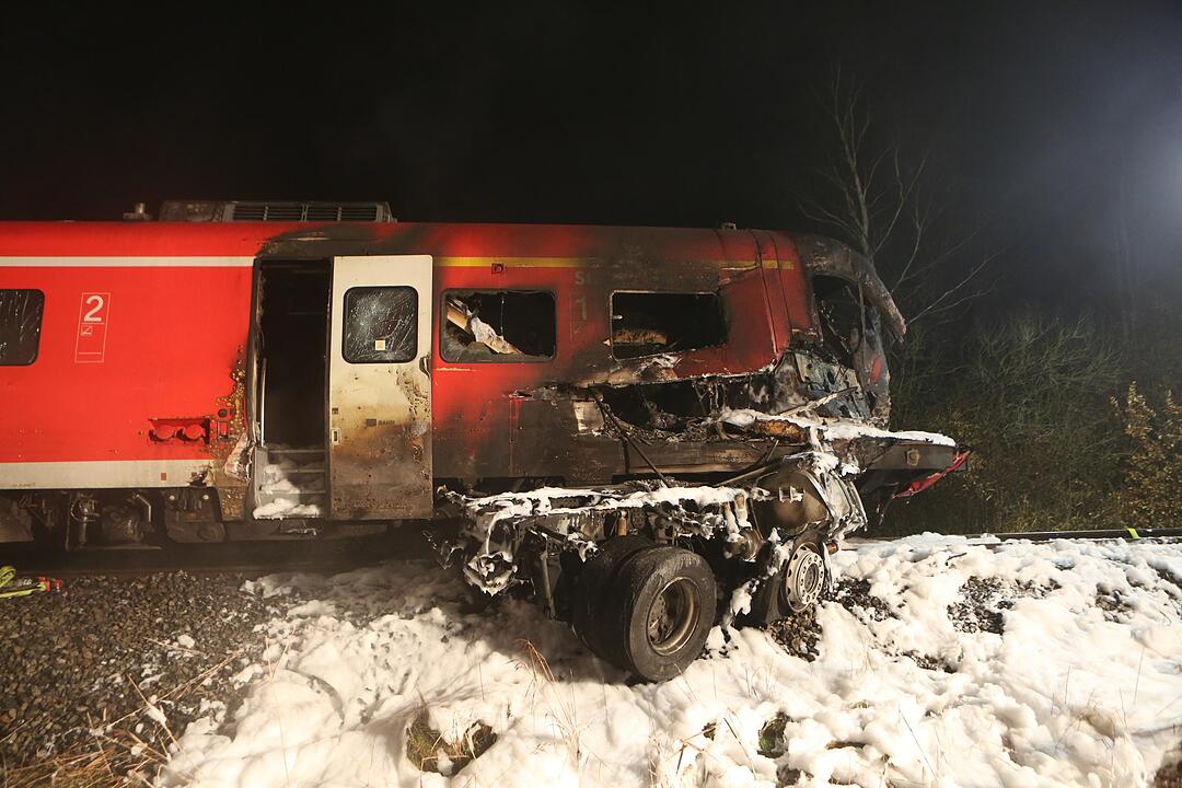 Personenzug rast in US-Militär-Schwertransporter