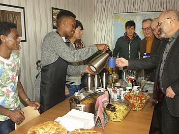 Besuch mit Kaffeepause in der Wohngruppe, die die Evangelische Jugendhilfe in Oerlenbach einrichtete. Auf unserem Bild rechts zu sehen Bürgermeister Franz Kuhn, stellvertretender Landrat Alfred Schrenk und Ortsreferent Klemens Wolf. Foto: Stefan Geiger