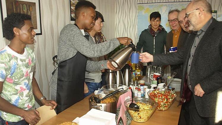 Besuch mit Kaffeepause in der Wohngruppe, die die Evangelische Jugendhilfe in Oerlenbach einrichtete. Auf unserem Bild rechts zu sehen Bürgermeister Franz Kuhn, stellvertretender Landrat Alfred Schrenk und Ortsreferent Klemens Wolf. Foto: Stefan Geiger