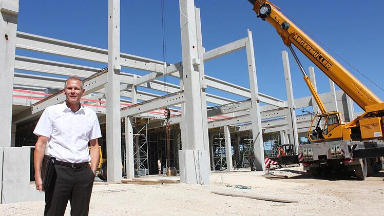 Firmenchef Stephan Rösler an der Baustelle der neuen Produktionsstätte in Hausen. Die Inbetriebnahme ist für Februar 2017 geplant. Foto: Popp