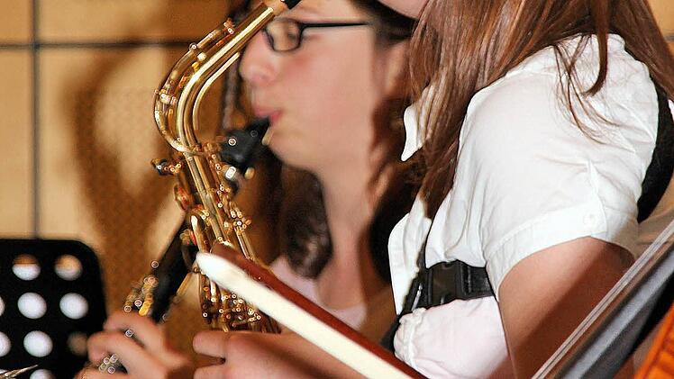 Die Schüler des Philipp-Schönborn-Gymnasiums Münnerstadt begeisterten bei ihrem Sommerkonzert mit Musik und Gesang. Foto: Dieter Britz