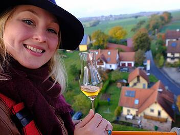 Die Tage der Edlen Brände haben am Wochenende Schnaps-Liebhaber nach Wartmannsroth gelockt. Brenner präsentieren sich und ihre Höfe. Besucher können Produkte verkosten und hinter die Kulissen der Betriebe blicken. Foto: Gerd Schaar