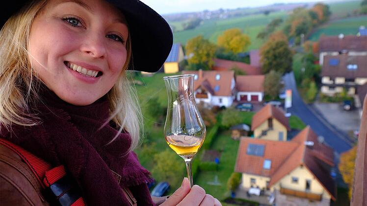 Die Tage der Edlen Brände haben am Wochenende Schnaps-Liebhaber nach Wartmannsroth gelockt. Brenner präsentieren sich und ihre Höfe. Besucher können Produkte verkosten und hinter die Kulissen der Betriebe blicken. Foto: Gerd Schaar