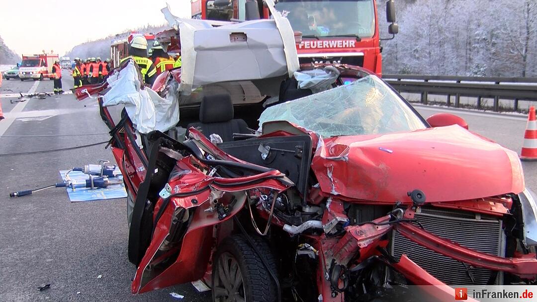 Schwerer Verkehrsunfall auf A3 bei Tennenlohe