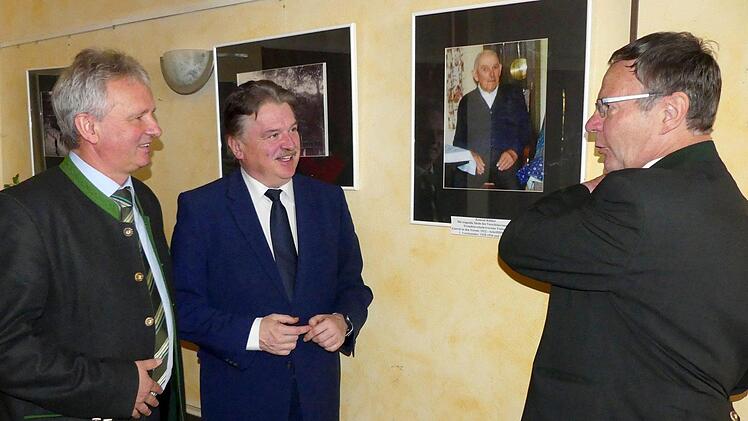 Bürgermeister Werner Diersch, Landrat Klaus Peter Söllner und Vorsitzender Siegfried Küspert beim Betrachten der von Martin Ritter aufbereiteten alten Fotos. Fotos: Dieter Hübner