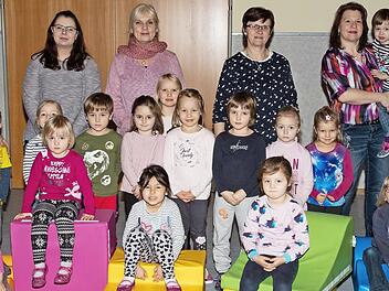 Begeistert sind die Kinder der Bärengruppe von ihrer neuen Bewegungsbaustelle. Mit ihnen freuen sich Petra Bauer, Jessica Troche, Elke Klerner, Heidrun Sittig und Pia Kraus. Foto: Klaus Gagel