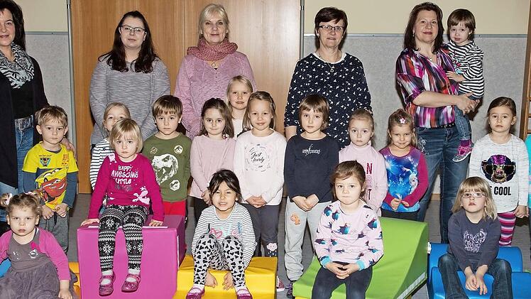 Begeistert sind die Kinder der Bärengruppe von ihrer neuen Bewegungsbaustelle. Mit ihnen freuen sich Petra Bauer, Jessica Troche, Elke Klerner, Heidrun Sittig und Pia Kraus. Foto: Klaus Gagel