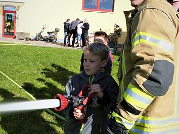 Früh übt sich, wer ein Feuerwehrmann werden will.  Foto: Werner Reißaus