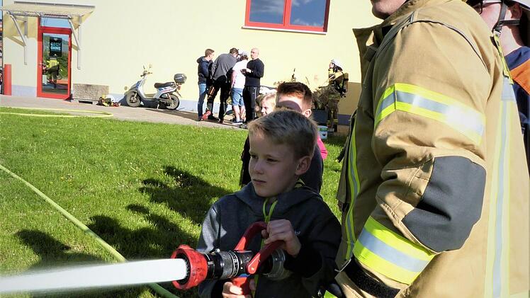 Früh übt sich, wer ein Feuerwehrmann werden will.  Foto: Werner Reißaus