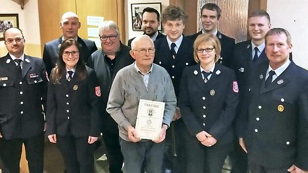 Hans M&uuml;ller wurde f&uuml;r 70 Jahre Mitgliedschaft bei der Freiwilligen Feuerwehr L&uuml;tzelsdorf geehrt. Foto: privat