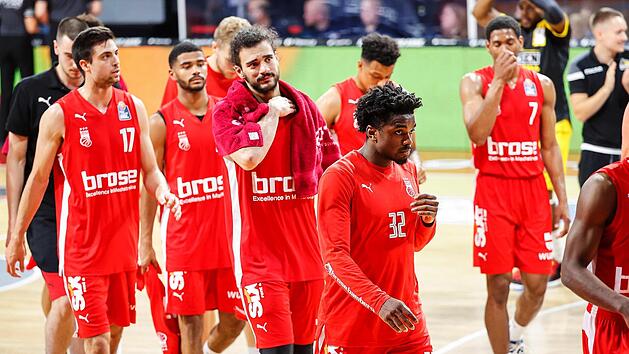 Entt&auml;uscht verlassen die Bamberger (von links) Mateo Seric, Marvin Heckel, Assem Marei, Nelson Weidemann, Retin Obasohan und Kameron Taylor das Parkett im Audi-Dome. Foto: Daniel L&ouml;b