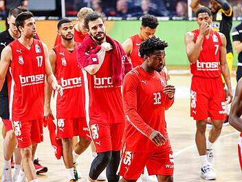 Enttäuscht verlassen die Bamberger (von links) Mateo Seric, Marvin Heckel, Assem Marei, Nelson Weidemann, Retin Obasohan und Kameron Taylor das Parkett im Audi-Dome. Foto: Daniel Löb