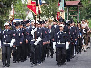 Durch die Straßen des Orts führte der Festzug zum Totengedenken auf den Friedhof. Fotos: Gerd Schaar