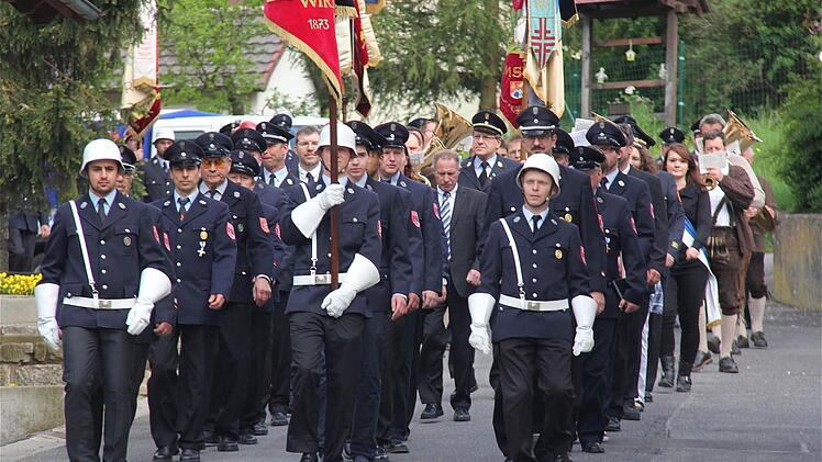 Durch die Straßen des Orts führte der Festzug zum Totengedenken auf den Friedhof. Fotos: Gerd Schaar