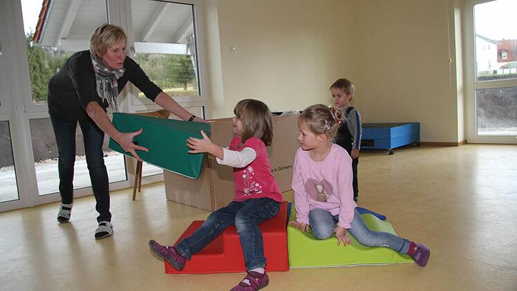 Natürlich helfen die Kinder beim Einräumen des Horts.