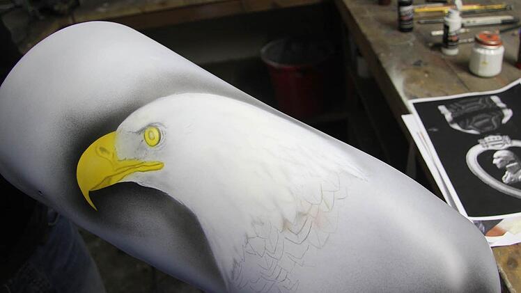 In Airbrushtechnik entsteht auf der Oberschenkelprothese ein Eagle. Foto: Sonja Adam