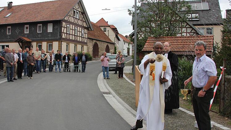 Die Weihe der Straße nahmen Pfarrer Stefan Köttig aus Altenstein und der Seßlacher Urlaubsvertreter Andreas Awotoye (links) , der aus Nigeria stammt, vor.