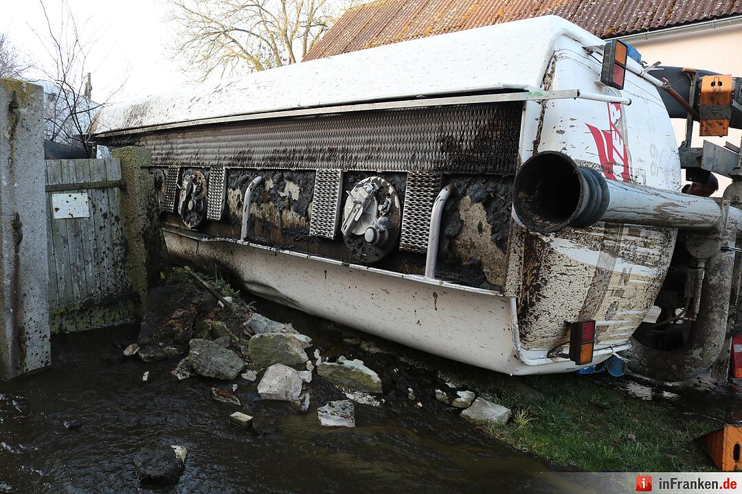 Mit 25.000 Liter Guelle beladener Lkw kippt um
