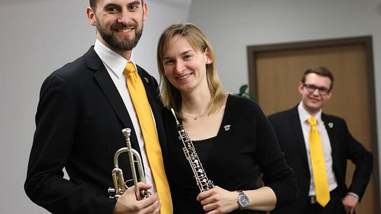 Die Mitglieder der Bläserphilharmonie treten in Schwarz auf.