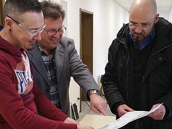 Für die Rathaussanierung wurden weitere Gewerke vergeben. Im Obergeschoss zum Bürgermeisterbüro wird gerade neuer Bodenbelag verlegt. Bei der Besprechung (v. l.) Stephan Urban (Kämmerer), Rainer Förtsch (Geschäftsleiter) und Alexander Hempfling (Architekt) Foto: eh