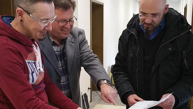 Für die Rathaussanierung wurden weitere Gewerke vergeben. Im Obergeschoss zum Bürgermeisterbüro wird gerade neuer Bodenbelag verlegt. Bei der Besprechung (v. l.) Stephan Urban (Kämmerer), Rainer Förtsch (Geschäftsleiter) und Alexander Hempfling (Architekt) Foto: eh