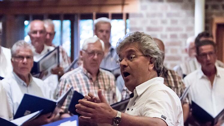 Der "Holland Christian Male Choir" unter Leitung von Freddy Veldkamp beeindruckte seine Zuhörer beim Auftritt in St. Markus in Coburg. Foto: Jochen Berger