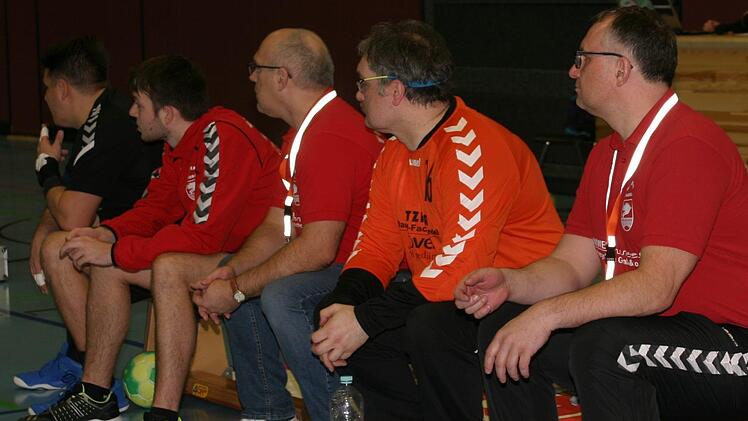 Sehr  dünn war die Bank der "Turner" gegen den Titelanwärter mit drei Akteuren besetzt, sodass Trainer Matthias Batzner  (rechts)  die Hände gebunden waren.