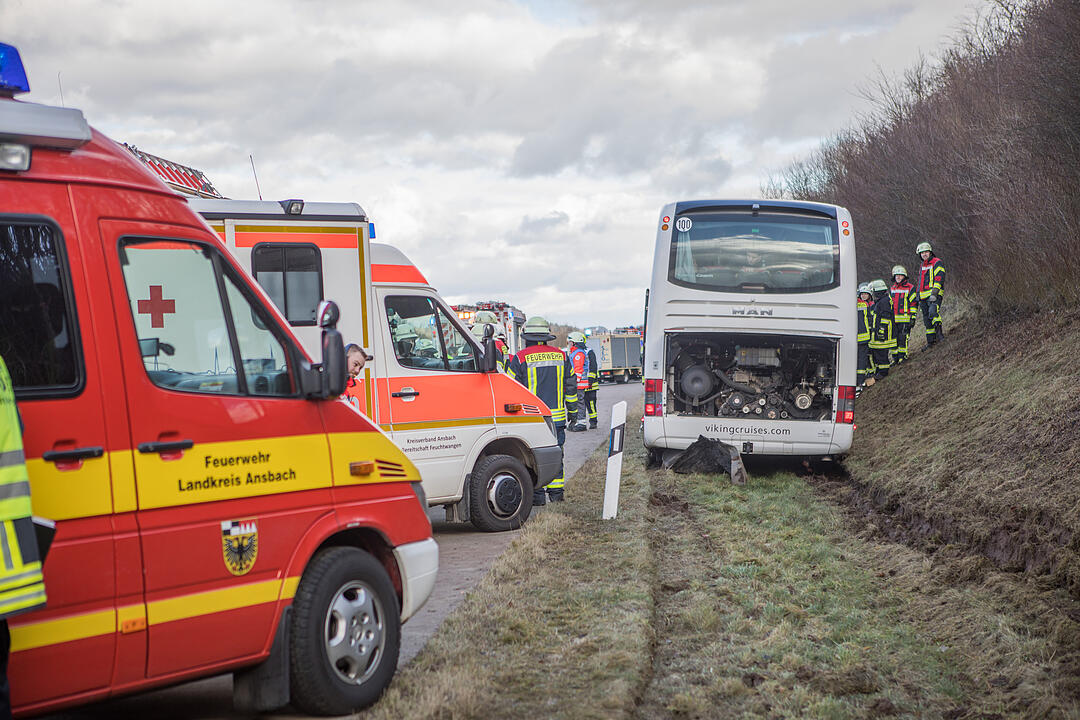 Mittelfranken: Bus mit 26 Schülern verunglückt auf A7 – mehrere Verletzte