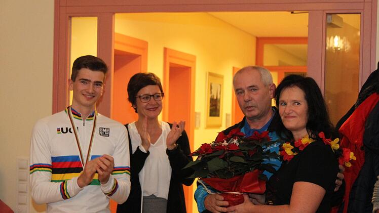 Auch die Mama bekommt ein Geschenk: Lukas Kohl, Anja Gebhardt, Alfred Pieger und Andrea Kohl. Foto:  Carmen Schwind