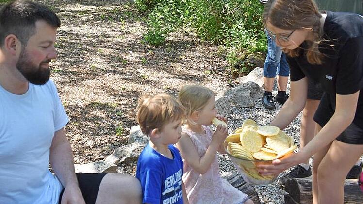 Die Kindergartenkinder lernen eine typische Indianerspeise kennen: Maisbrot.  Foto: Petra Malbrich