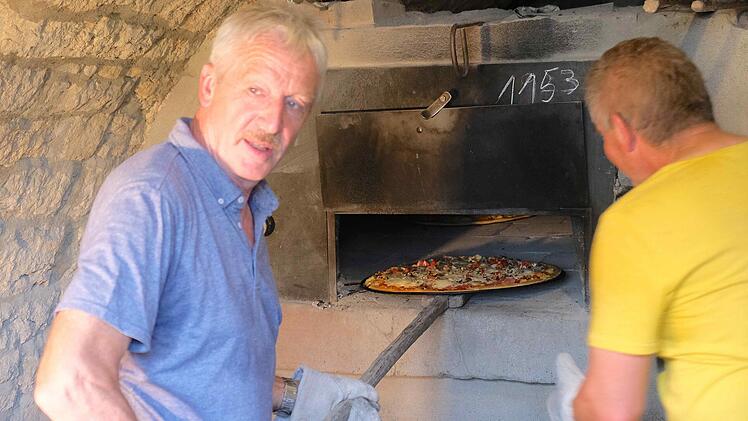 "Heizer" Karlheinz Glück und Stefan Hofbauer, die Pizzabäcker.Gerd Schaar
