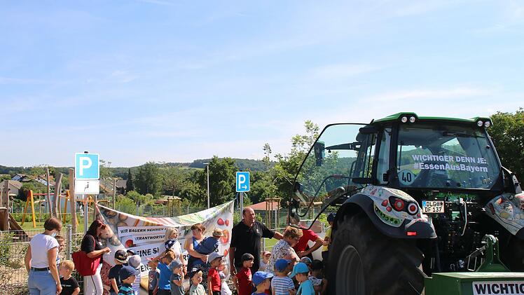 Die Kinder durften den Traktor des Bauernverbands erkunden. Foto: Hilmar Ruppert