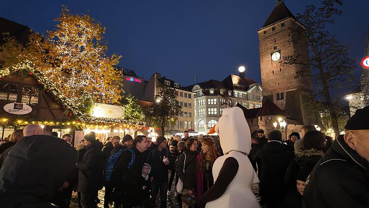 Glühwein, Bratwurst - Und Riesenrad: Winterdorf in Nürnberg eröffnet