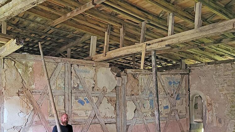 Blick ins Innere des unrestaurierten Teils von Schloss Höllrich
