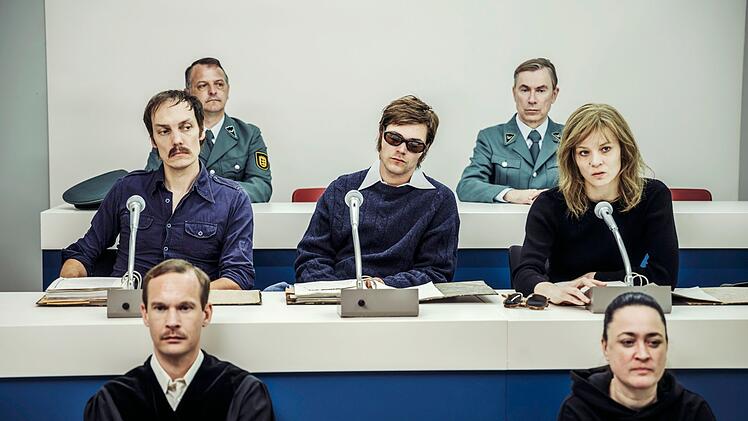 Den ber&uuml;hmten Terroristen der ersten RAF-Generation wurde 1975 in Stuttgart-Stammheim der Prozess gemacht (von links, Mitte): Jan-Carl Raspe (Rafael Stachowiak), Andreas Baader (Henning Fl&uuml;sloh) und Gudrun Ensslin (Lilith Stangenberg).