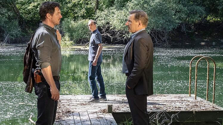 Gerichtsmediziner Daniel Vogt (J&uuml;rgen Hartmann, Mitte) spielt im "Tatort: Vergebung" (2023) aus Stuttgart eine Hauptrolle. Als er Informationen &uuml;ber einen Toten auf seinem Tisch verschweigt - einem Jugendfreund - werden die Kommissare Bootz (Felix Klare, links) und Lannert (Richy M&uuml;ller) misstrauisch.
