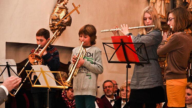Musikschüler des Musikvereins Pinzberg beim Weihnachtskonzert
