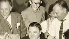 Anfang der 60er: Für Franz-Josef Strauß (Mitte) räumt der junge Franz Böhm (mit Hut) gern seinen Platz beim Oktoberfest.