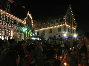 Das Zeiler Weinfest war Schauplatz eines versuchten Tötungsdelikts. Am Montagabend wendete sich ein Kriminalbeamter an das Weinfestpublikum, schilderte den Fall und rief zu Zeugenmeldungen auf: Kurz darauf kam ein entscheidender Hinweis auf den Täter. Der Pressesprecher der Polizei Unterfranken, Karl-Heinz Schmitt, dankt dem Veranstalter für die Möglichkeit zu dieser Durchsage ausdrücklich. Foto: Brigitte Krause